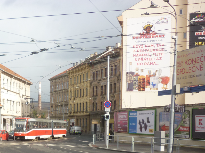 Města přistupují k regulaci vizuálního smogu. Z centra Brna zmizí stovka reklam