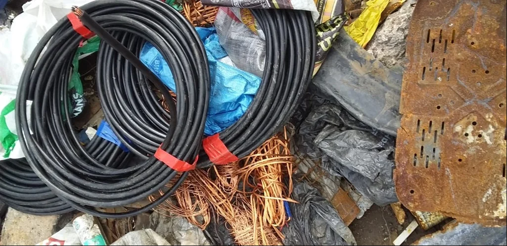 Krádeže kabelů veřejného osvětlení způsobují škodu i ve stovkách tisíc korun. Zabetonovat je ale není možné