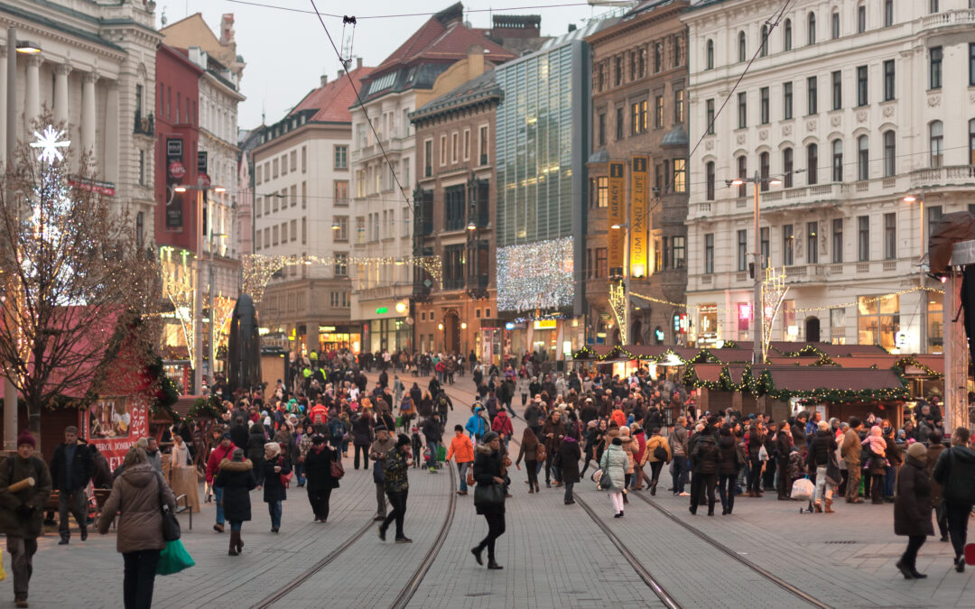 Centrum města se chystá na Vánoce. Technické sítě Brno začaly instalovat slavnostní osvětlení